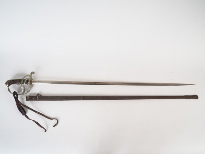 Sabre modèle 1882 d'officier français avec son fourreau, lame de secti
