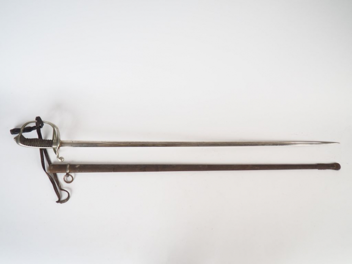 Sabre modèle 1882 d'officier français avec son fourreau, lame de secti