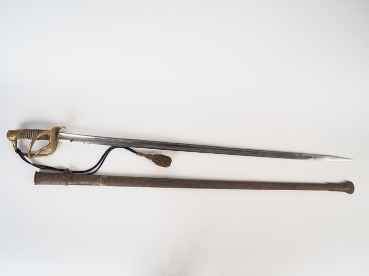 Sabre d’officier de cavalerie, lame droite à gorge et dos plat, montur