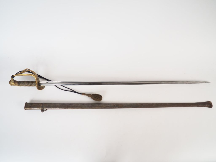 Sabre d’officier de cavalerie, lame droite à gorge et dos plat, montur