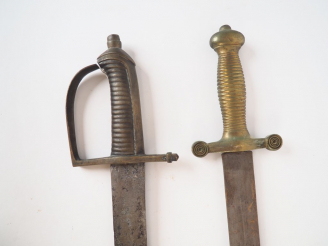 Vente aux enchères Sabre ancien régime briquet au règlement de 1767. Lame oxydée et netto
