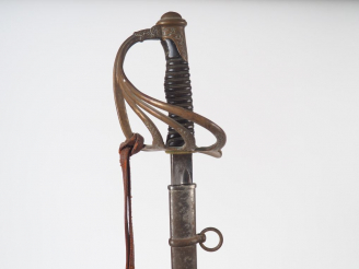 Vente aux enchères Sabre bancal d’officier issue de l’industrie privée, lame courbe étroi