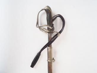 Vente aux enchères Sabre modèle 1882 d'officier français sans son fourreau, lame de secti
