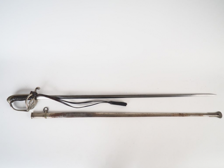 Sabre modèle 1882 d'officier français sans son fourreau, lame de secti