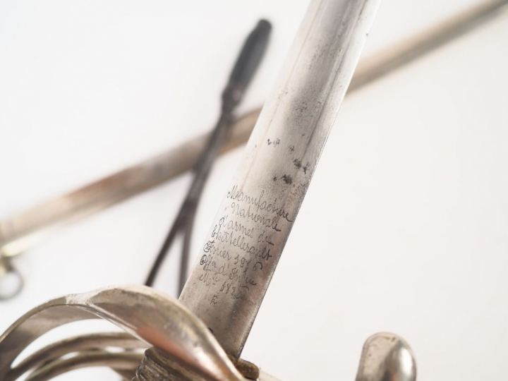 Sabre modèle 1882 d'officier français sans son fourreau, lame de secti
