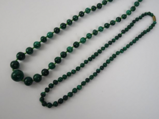 Vente aux enchères Deux colliers en perles de malékite.