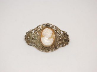 Vente aux enchères Broche en argent filigranné, ornée en son centre d'un camée sur coquil