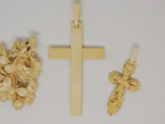 Vente aux enchères Pendentif et croix de berceau en ivoire et imitation
