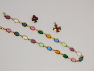 Vente aux enchères Collier orné de pierres de couleurs, pendentif en forme de croix et pa