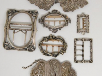 Vente aux enchères Cinq boucles de ceinture en argent. Poids : 89 g. On y joint une boucl