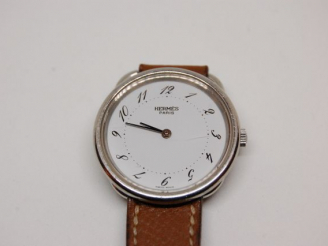 Vente aux enchères HERMES. Montre de dame. Avec son bracelet en cuir