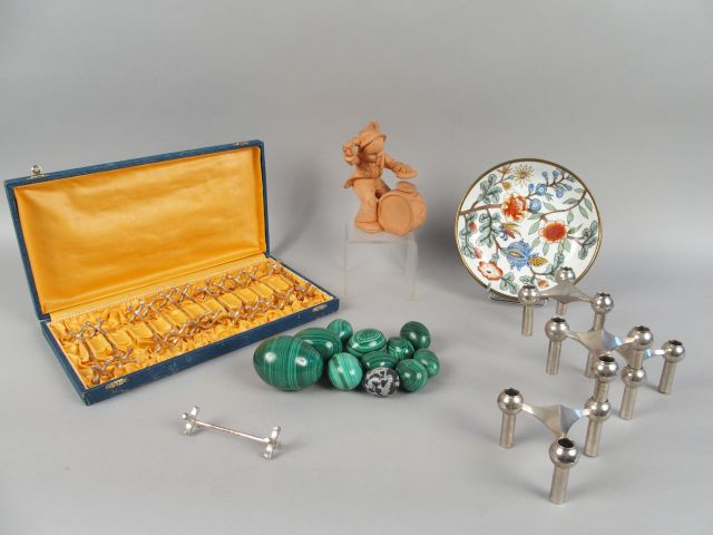 Sujet en terre cuite "Jeune musicien", quatre bougeoirs escamotables e