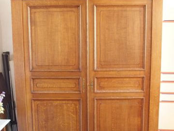 Armoire de style Empire en chêne ouvrant à deux portes et deux tiroirs