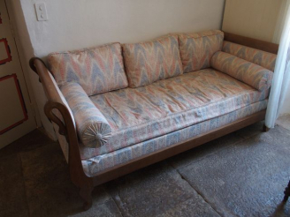 Vente aux enchères Divan de style Empire en bois naturel, montants en col de cygne