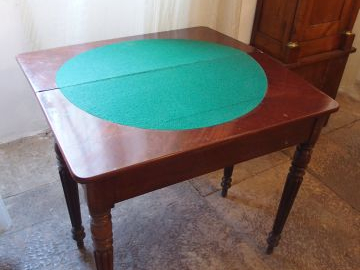 Table à jeu XIXème en acajou et placage d'acajou
