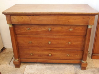 Vente aux enchères Commode de style Empire en merisier, quatre tiroirs, dessus bois