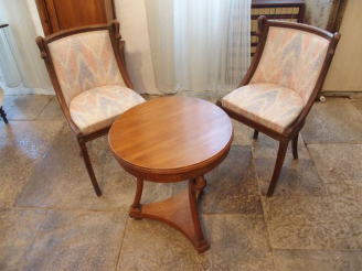 Vente aux enchères Paire de chaises et guéridon de style Empire, décor de col de cygne