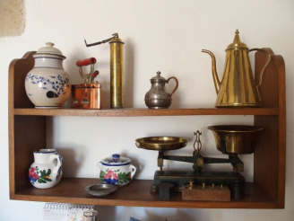 Vente aux enchères Balance et série de poids (incomplète), poivrier en laiton, bassine en