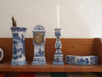 Vente aux enchères Quatre différentes pièces en faïence de Delft, décor en camaïeu bleu, 
