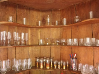 Vente aux enchères Verres et vaisselle dépareillés : verres à whisky, coupes à champagne 