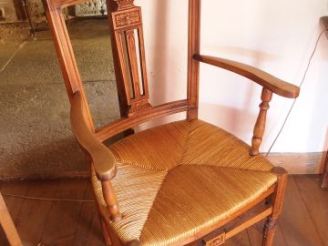 Vente aux enchères Quatre fauteuils et une chaise paillée de style Louis XVI, dossier ajo