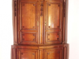 Vente aux enchères Encoignure de style Louis XVI en chêne mouluré et sculpté, ouvrant à q