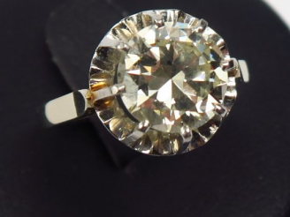 Vente aux enchères Solitaire en or gris monté sur griffes, d’environ 2,5 carats, légèreme