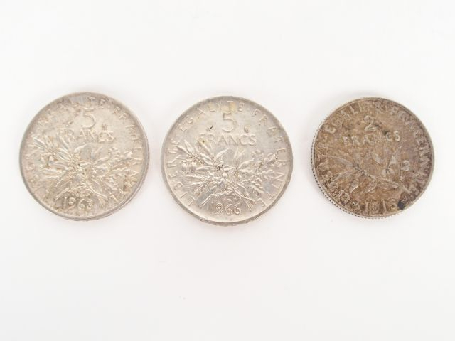 3 pièces argent: - pièce de 2 Francs argent, -2 pièces de 5 Francs arg