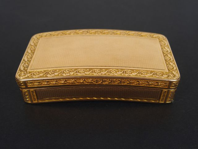 Boite à bijoux ceintrée en or jaune, décor gravé de frises de fleurs. 