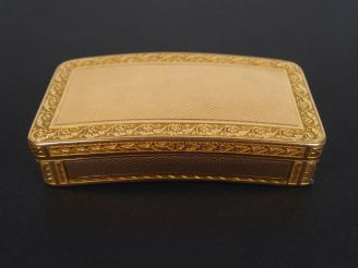 Vente aux enchères Boite à bijoux ceintrée en or jaune, décor gravé de frises de fleurs. 