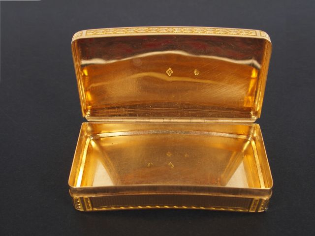 Boite à bijoux ceintrée en or jaune, décor gravé de frises de fleurs. 