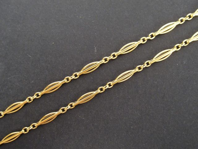 Collier en or jaune décor filigrannés. 76cm Poids: 27,3gr