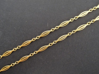 Vente aux enchères Collier en or jaune décor filigrannés. 76cm Poids: 27,3gr