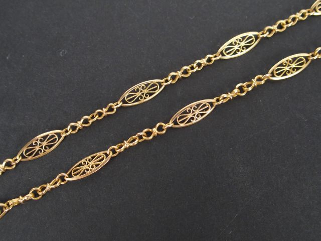 Collier en or jaune décor filigranné. 45cm Poids: 12,3gr