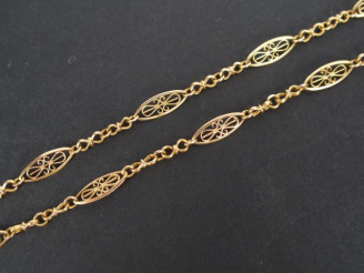 Vente aux enchères Collier en or jaune décor filigranné. 45cm Poids: 12,3gr