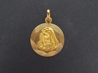 Vente aux enchères Médaille de berceau religieuse en or jaune. Poids: 6,1gr