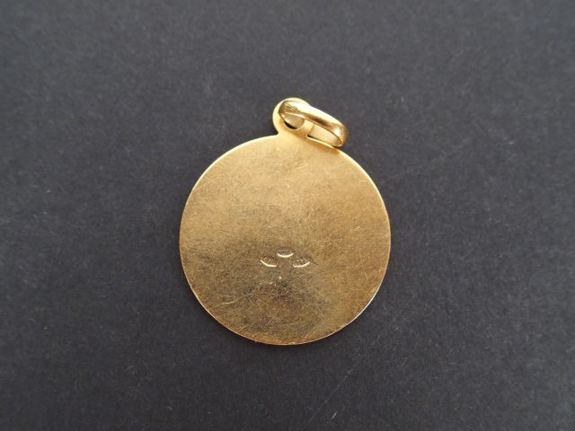 Médaille de berceau religieuse en or jaune. Poids: 6,1gr