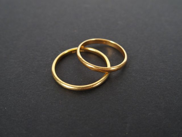 2 alliances en or jaune. Poids: 4,4gr