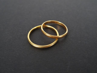 Vente aux enchères 2 alliances en or jaune. Poids: 4,4gr