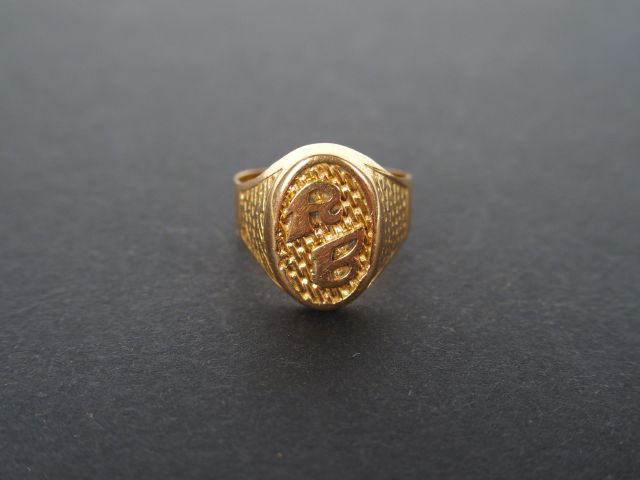 Chevalière en or jaune monogrammée RB. Poids: 6,3gr