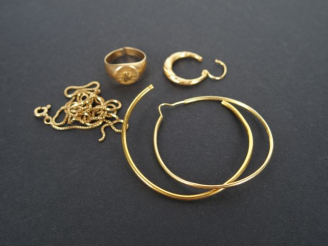 Vente aux enchères Bague, perces-oreilles et éléments de chaîne, l'ensemble en or jaune. 