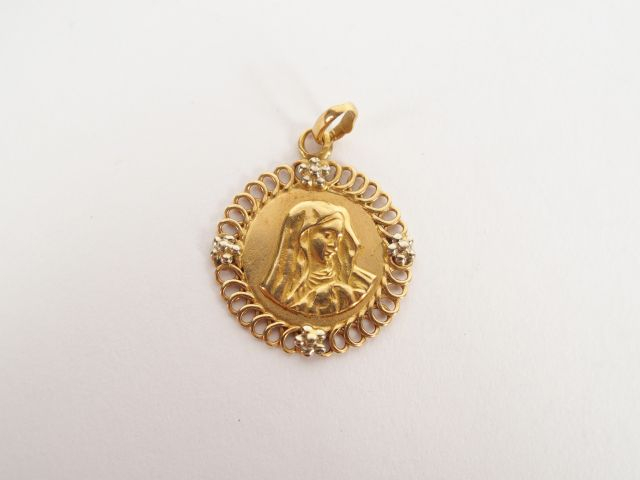 Médaille religieuse en or jaune, contour ajouré. Poids: 3,5gr