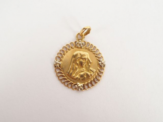 Vente aux enchères Médaille religieuse en or jaune, contour ajouré. Poids: 3,5gr