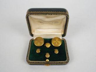 Vente aux enchères Paire de boutons de manchette et 4 boutons de col en or jaune. Dans le