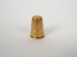 Vente aux enchères Dé à coudre en or jaune 14K. Poids: 4gr