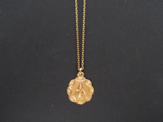 Vente aux enchères Médaille religieuse et chaîne, l'ensemble en or jaune 14K. Poids: 8,9g