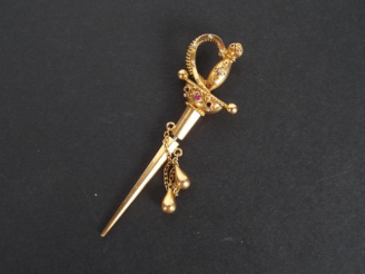 Vente aux enchères Pique en forme d'épée dans son fourreau en or jaune 14K. Poids tel: 7g