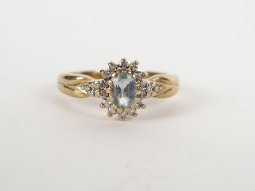 Bague monture or jaune 14K, ornée d'une aigue marine entourage de bril