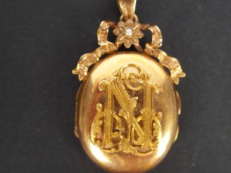 Vente aux enchères Pendentif porte photo Napoléon III en or jaune, décor de monogramme et