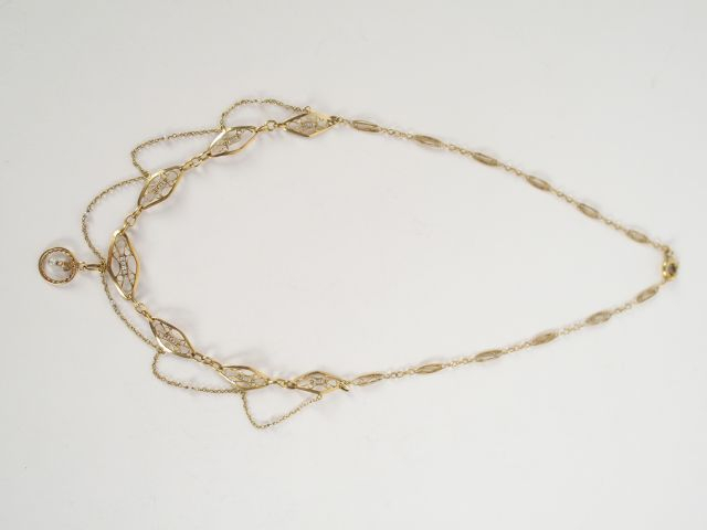 Collier 1900 en or jaune décor de draperies filigrannées rehaussé de p